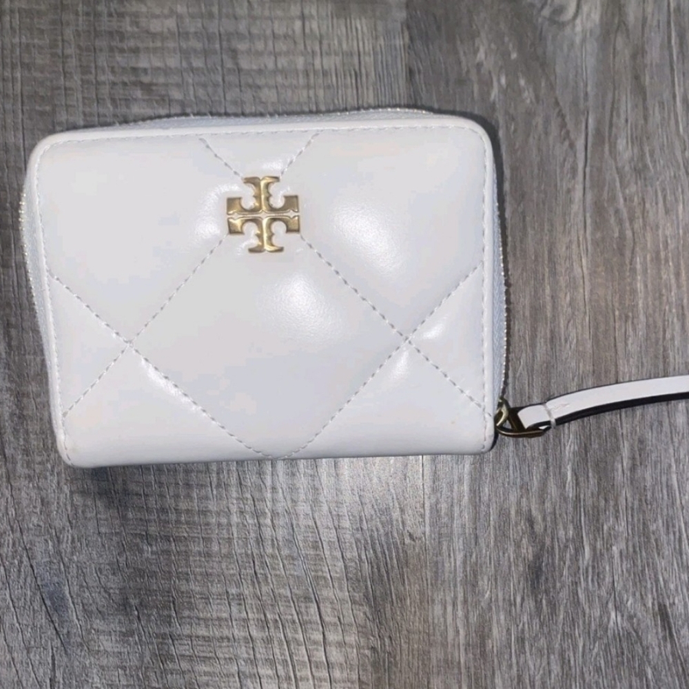 NWOT Tory Burch Diamond Quilted Kira White Zip Around Wallet with Gold Emblem